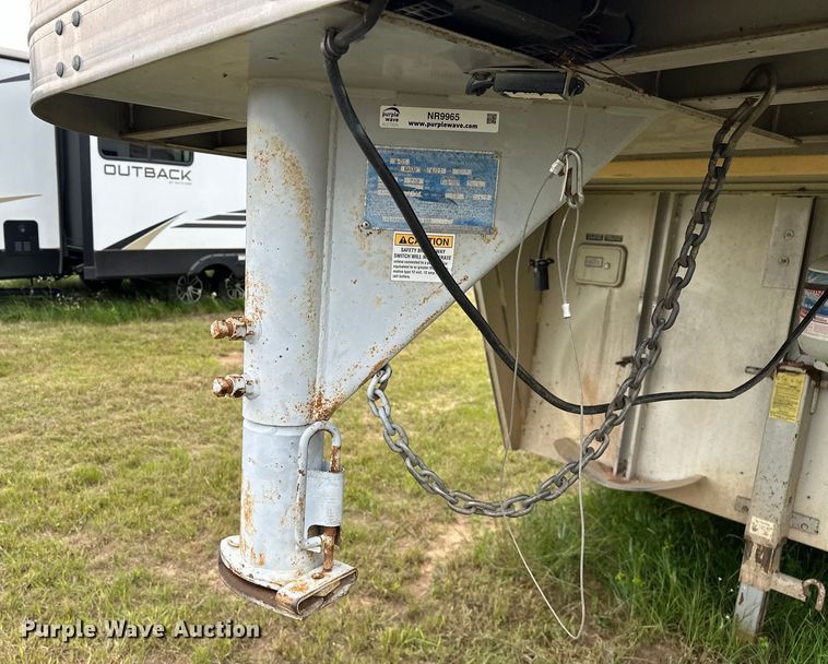 image for item NR9965 2002 Exiss GNHC-718 horse trailer 