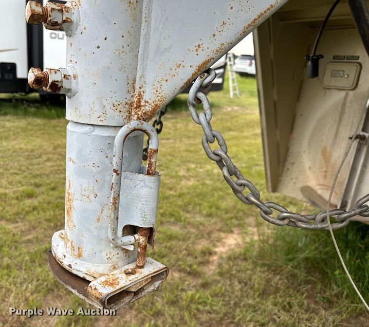 image for item NR9965 2002 Exiss GNHC-718 horse trailer 