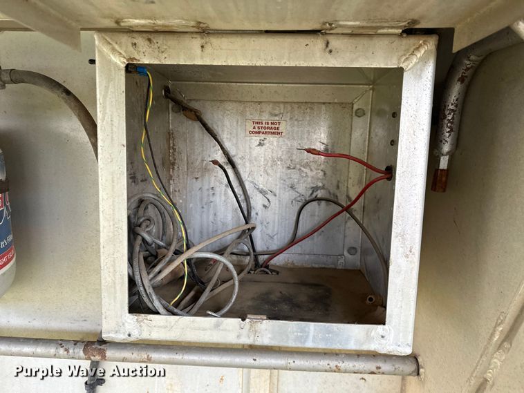 image for item NR9965 2002 Exiss GNHC-718 horse trailer 