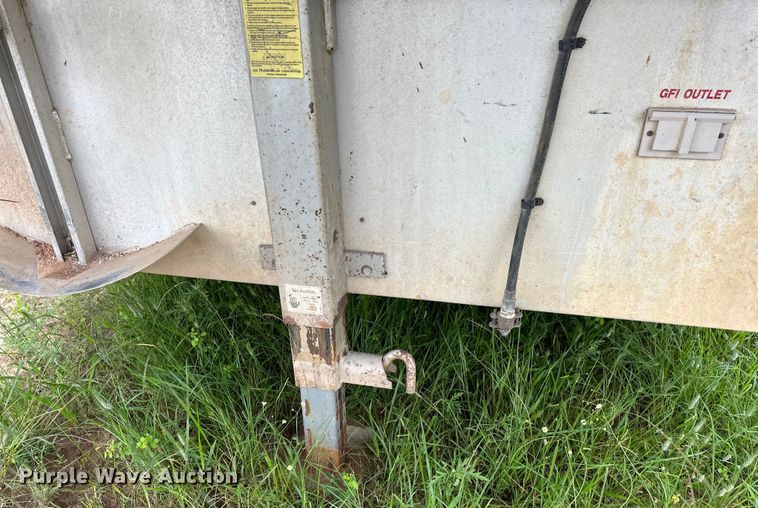 image for item NR9965 2002 Exiss GNHC-718 horse trailer 