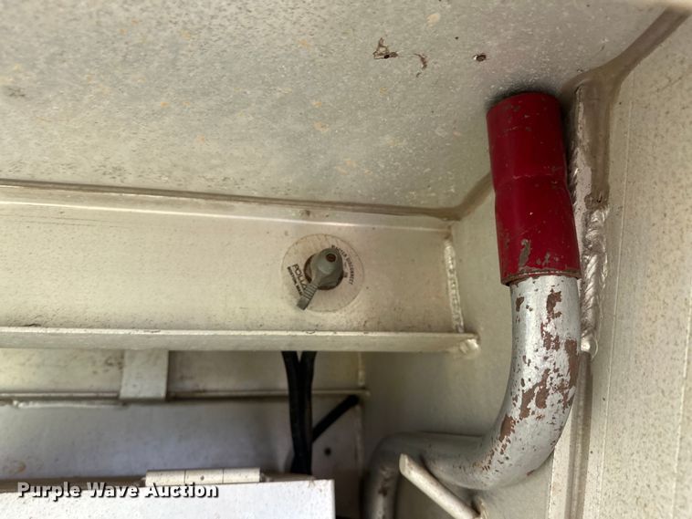 image for item NR9965 2002 Exiss GNHC-718 horse trailer 