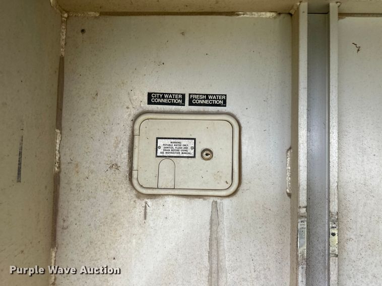 image for item NR9965 2002 Exiss GNHC-718 horse trailer 