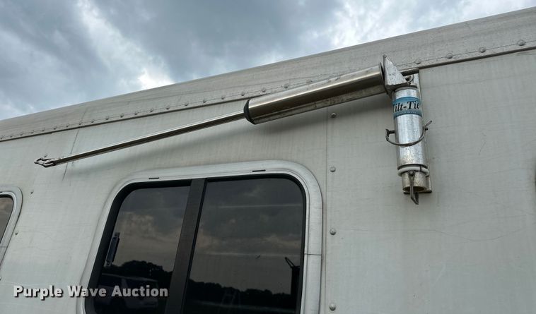 image for item NR9965 2002 Exiss GNHC-718 horse trailer 