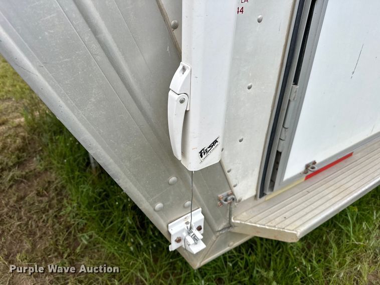 image for item NR9965 2002 Exiss GNHC-718 horse trailer 