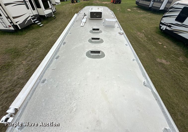 image for item NR9965 2002 Exiss GNHC-718 horse trailer 