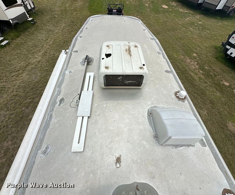 image for item NR9965 2002 Exiss GNHC-718 horse trailer 