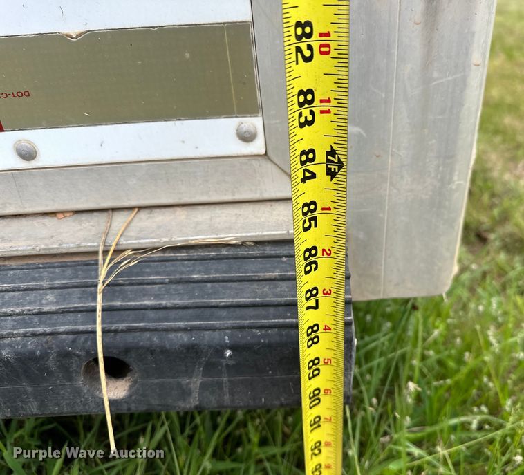 image for item NR9965 2002 Exiss GNHC-718 horse trailer 