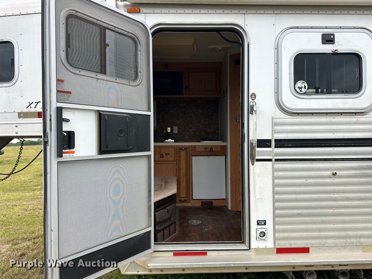 image for item NR9965 2002 Exiss GNHC-718 horse trailer 