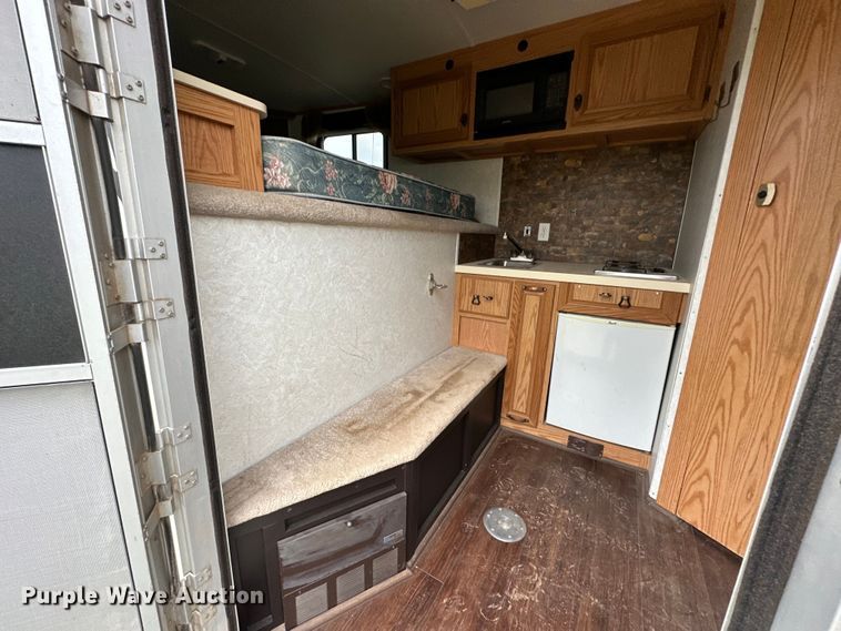 image for item NR9965 2002 Exiss GNHC-718 horse trailer 