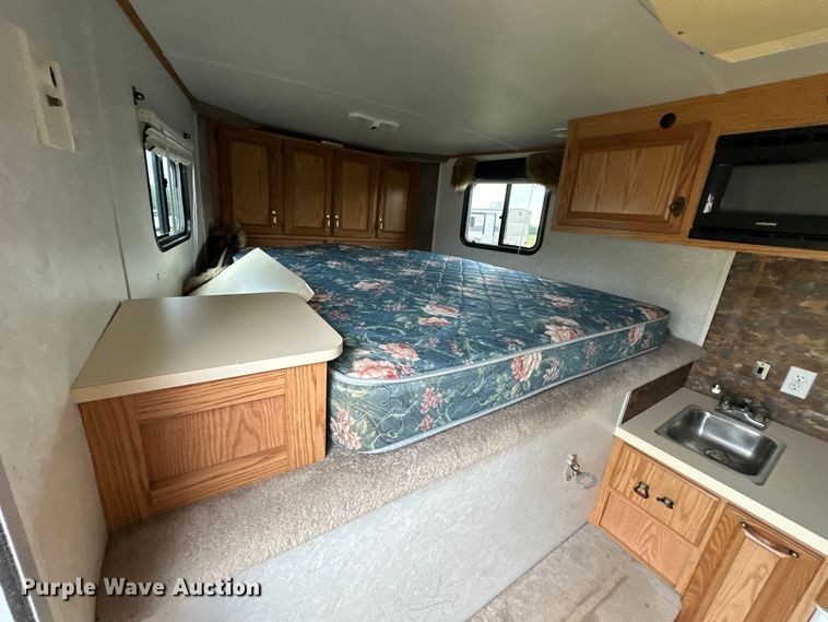 image for item NR9965 2002 Exiss GNHC-718 horse trailer 