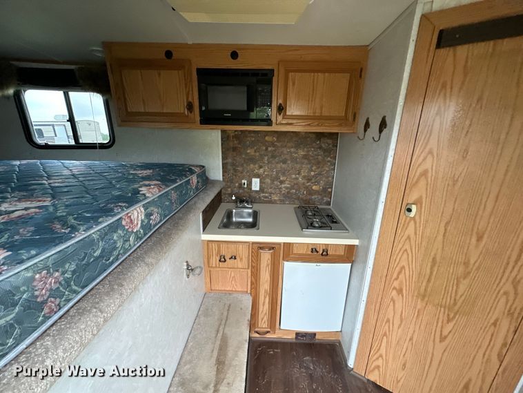 image for item NR9965 2002 Exiss GNHC-718 horse trailer 