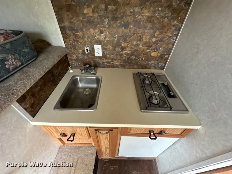 image for item NR9965 2002 Exiss GNHC-718 horse trailer 