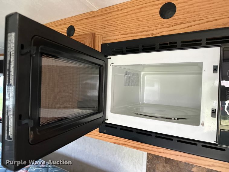 image for item NR9965 2002 Exiss GNHC-718 horse trailer 