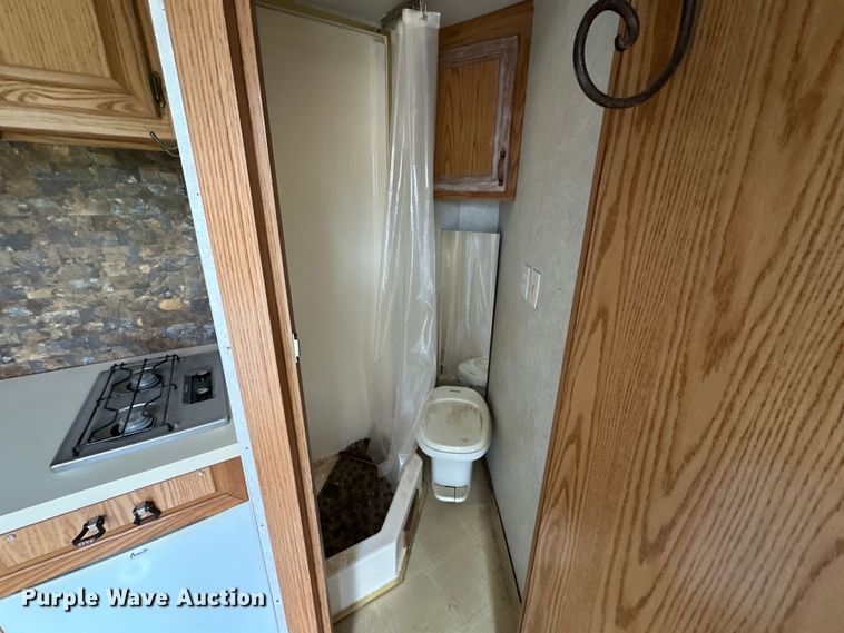 image for item NR9965 2002 Exiss GNHC-718 horse trailer 