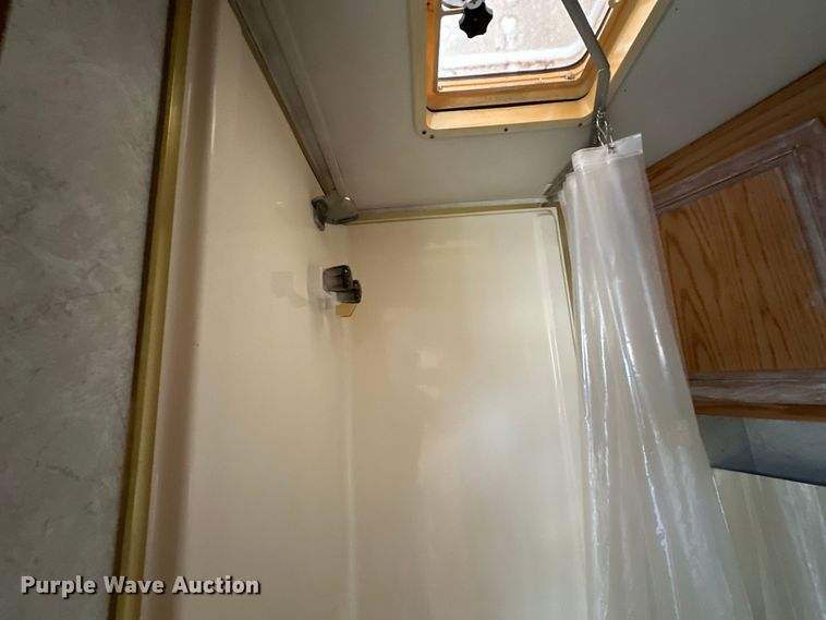 image for item NR9965 2002 Exiss GNHC-718 horse trailer 