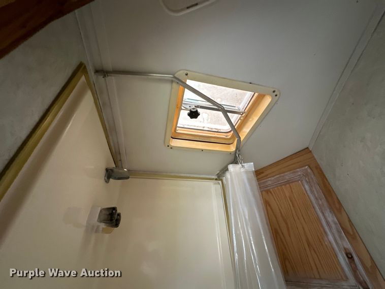 image for item NR9965 2002 Exiss GNHC-718 horse trailer 