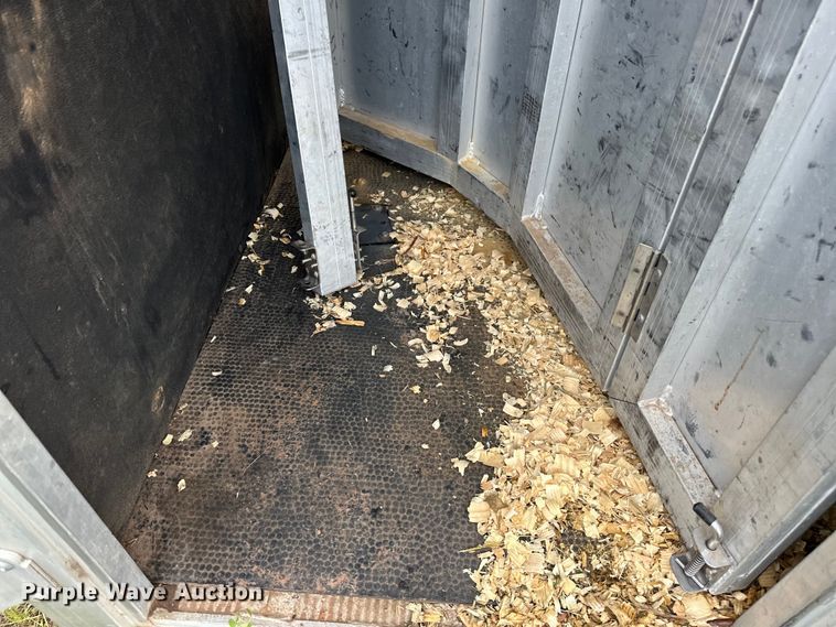 image for item NR9965 2002 Exiss GNHC-718 horse trailer 