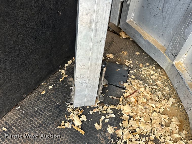 image for item NR9965 2002 Exiss GNHC-718 horse trailer 