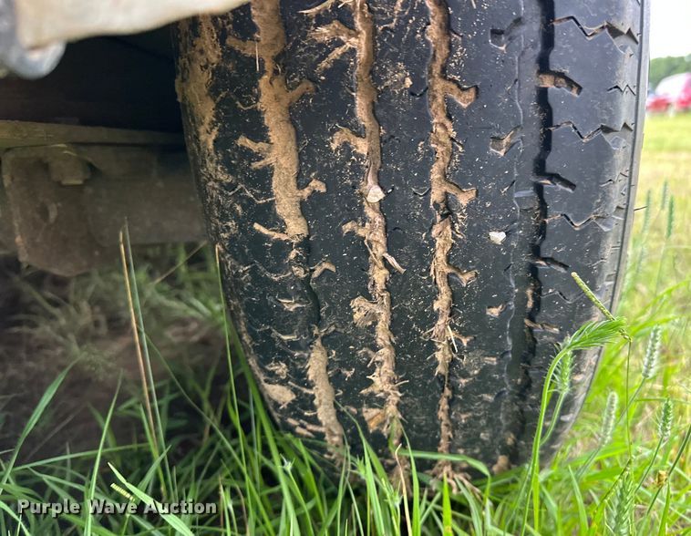 image for item NR9965 2002 Exiss GNHC-718 horse trailer 