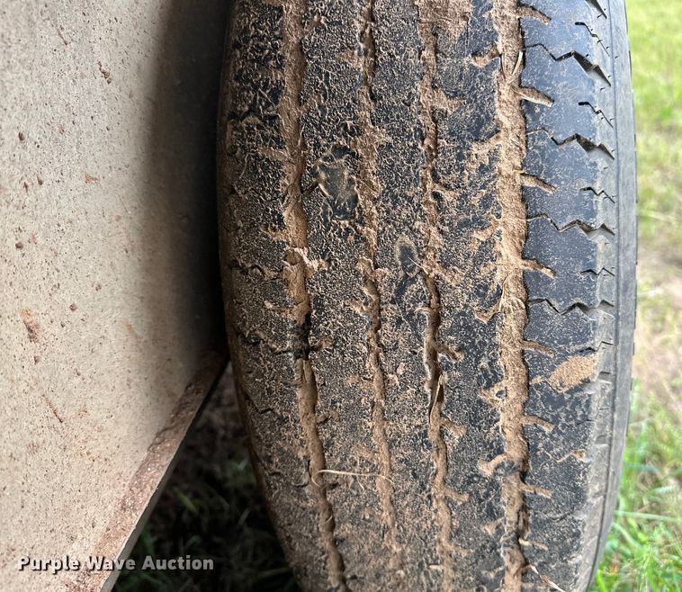 image for item NR9965 2002 Exiss GNHC-718 horse trailer 