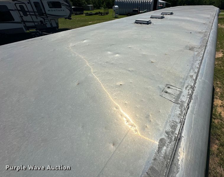 image for item NR9981 2001 Exiss GNHC-718 horse trailer 