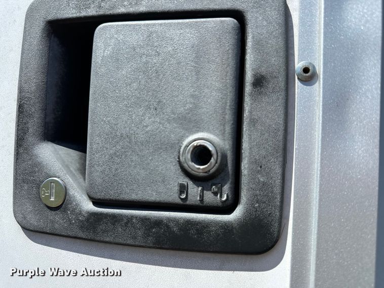 image for item NR9981 2001 Exiss GNHC-718 horse trailer 