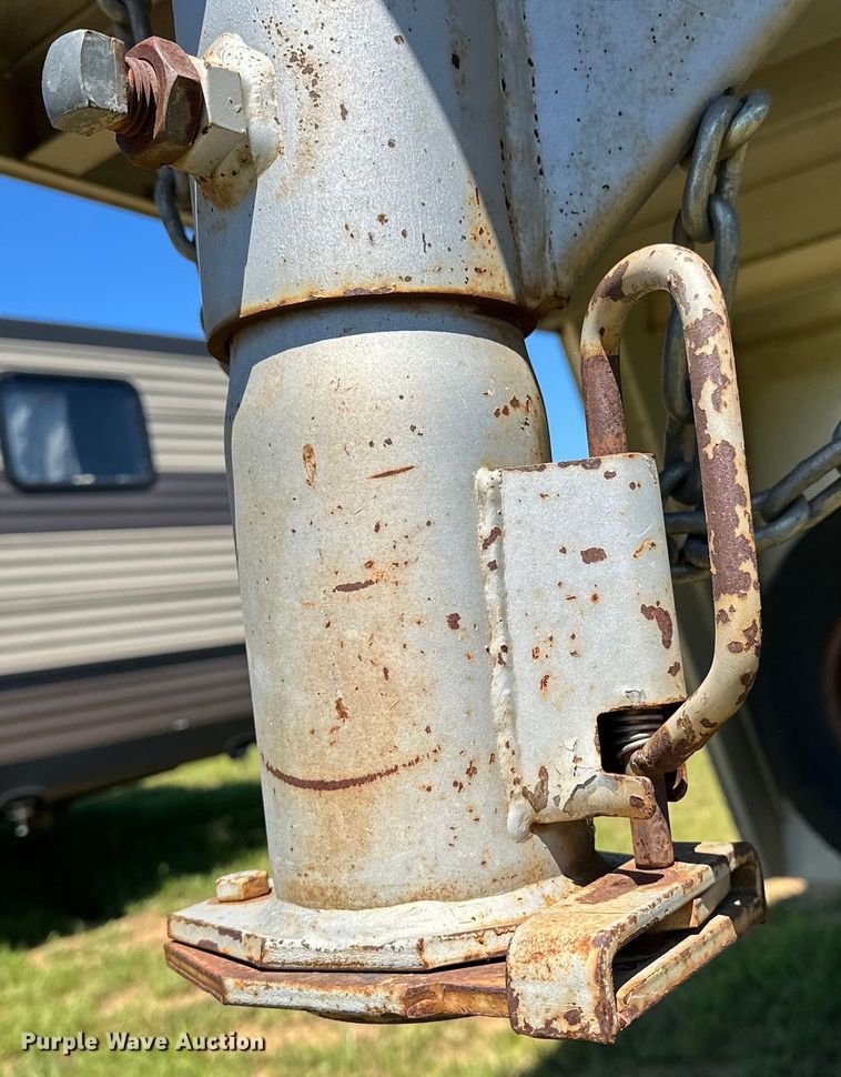 image for item NR9981 2001 Exiss GNHC-718 horse trailer 