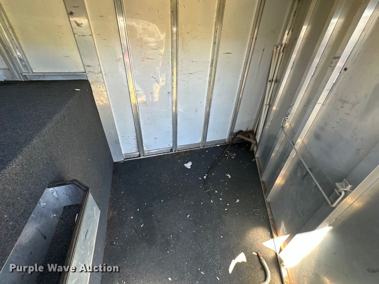 image for item NR9981 2001 Exiss GNHC-718 horse trailer 