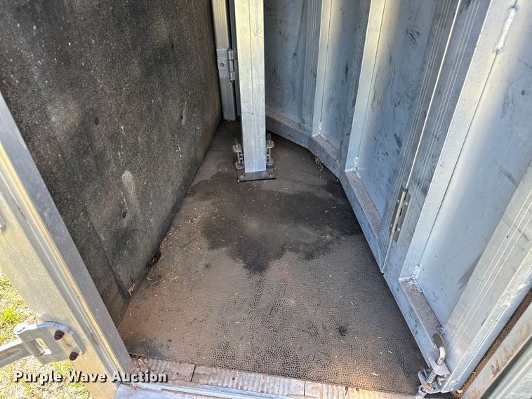 image for item NR9981 2001 Exiss GNHC-718 horse trailer 