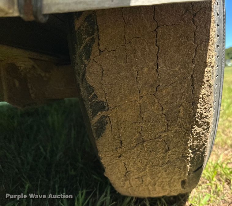 image for item NR9981 2001 Exiss GNHC-718 horse trailer 