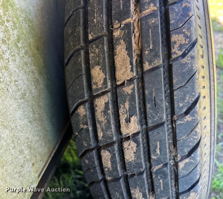 image for item NR9981 2001 Exiss GNHC-718 horse trailer 