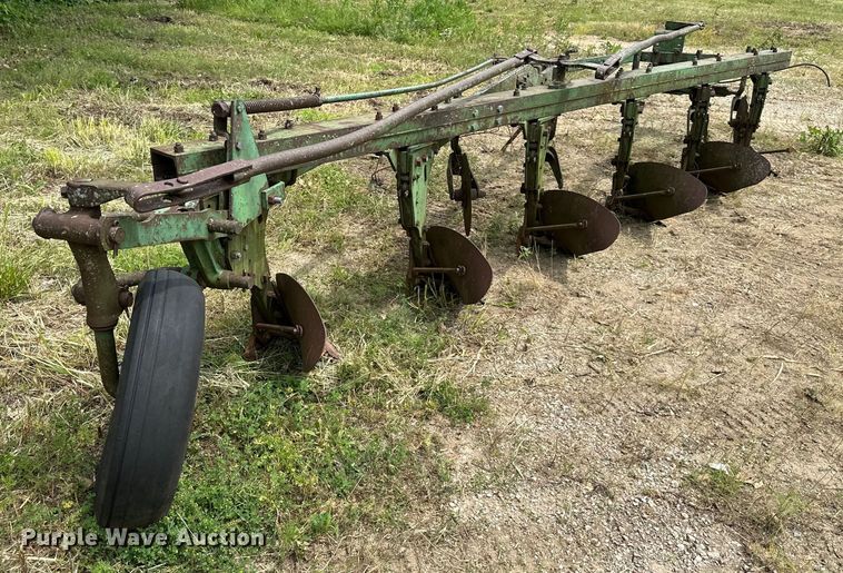image for item NT9356 John Deere bottom plow
