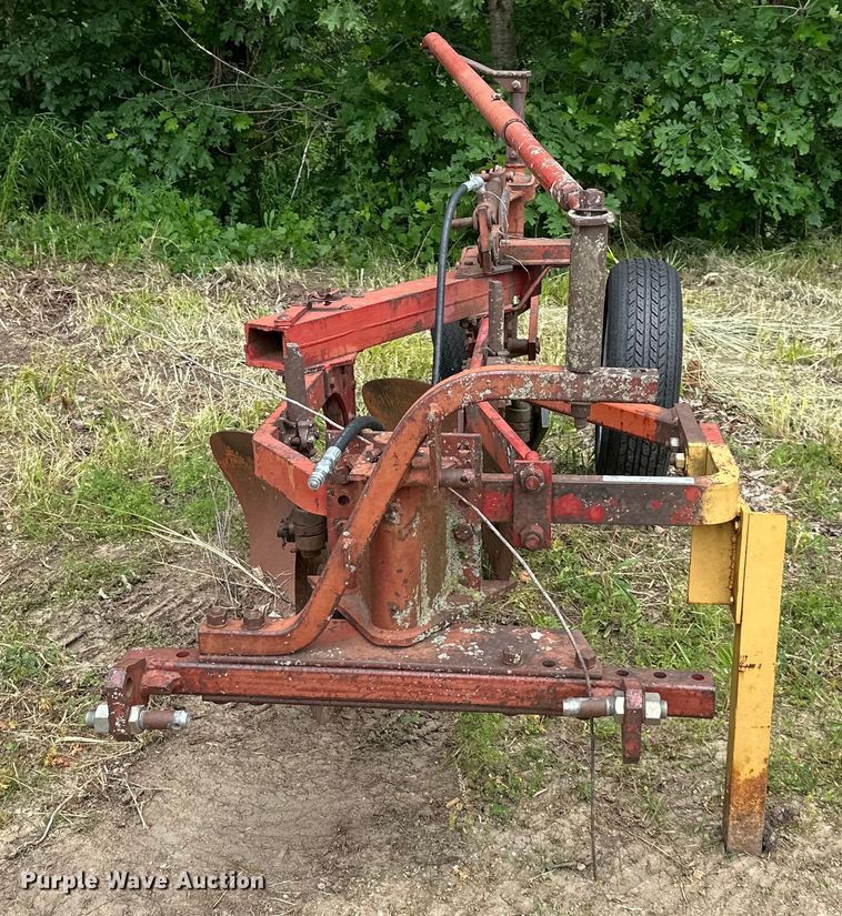 image for item NT9357 Case IH two bottom plow