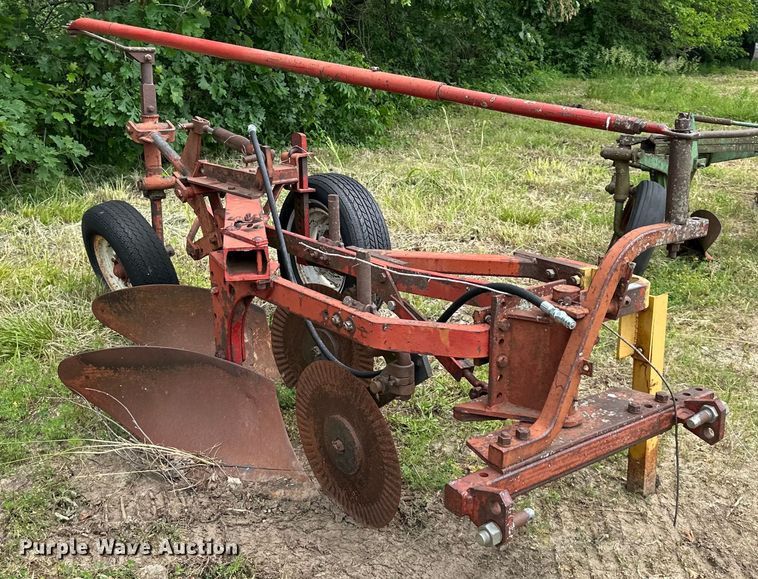 image for item NT9357 Case IH two bottom plow