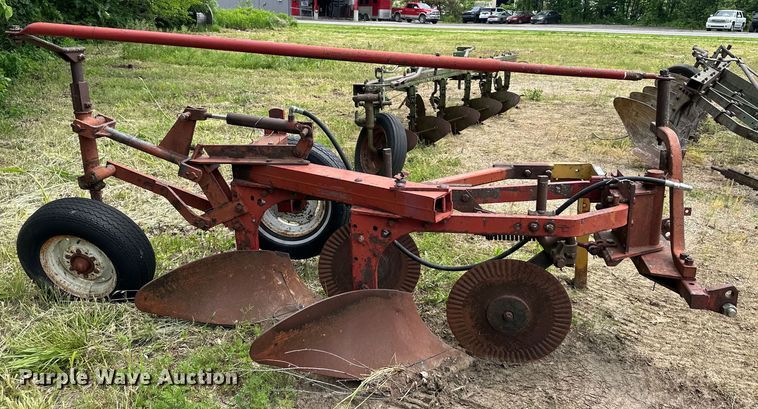 image for item NT9357 Case IH two bottom plow