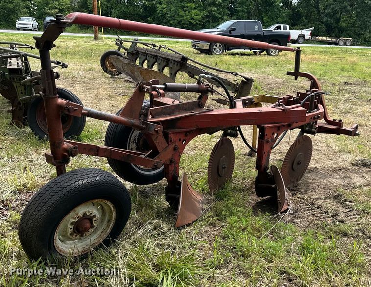 image for item NT9357 Case IH two bottom plow