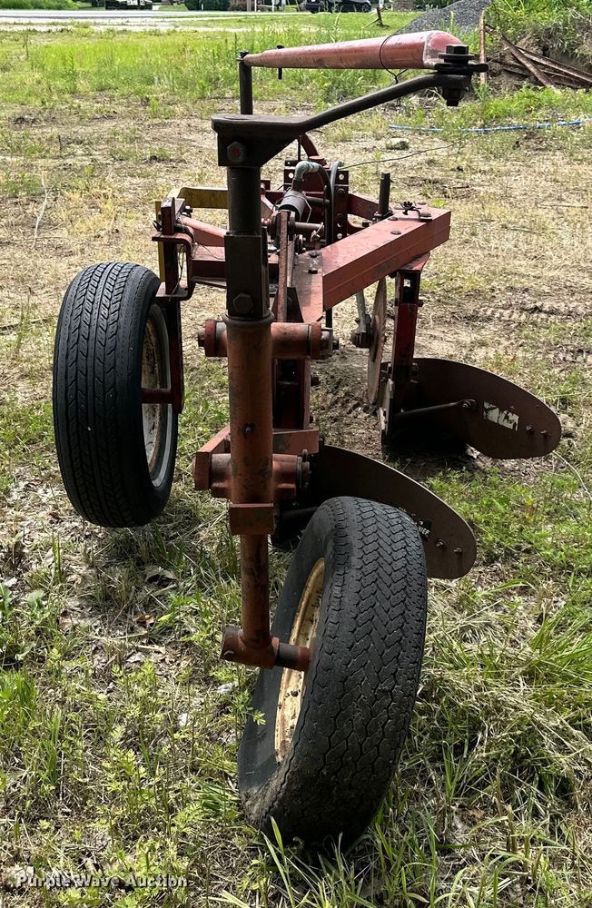 image for item NT9357 Case IH two bottom plow