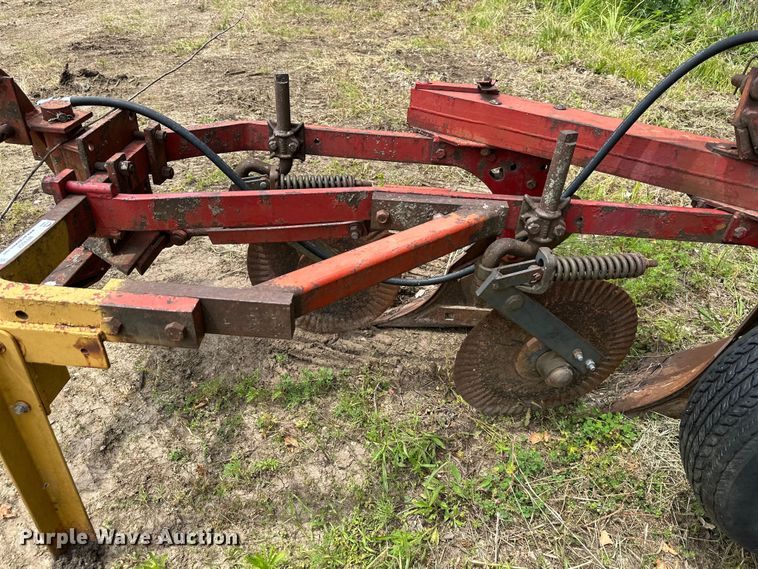 image for item NT9357 Case IH two bottom plow