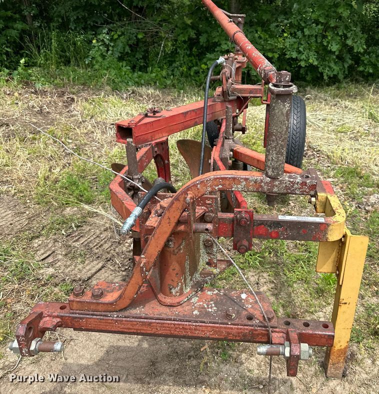 image for item NT9357 Case IH two bottom plow