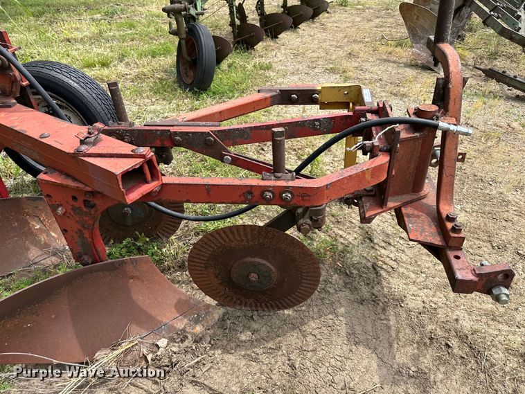 image for item NT9357 Case IH two bottom plow