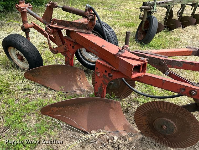 image for item NT9357 Case IH two bottom plow