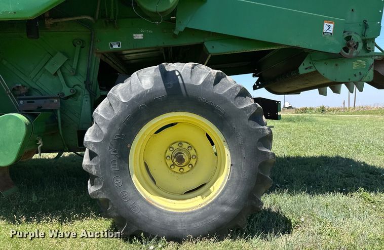 image for item OI9122 1996 John Deere 9600 combine
