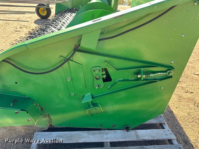 image for item OI9215 John Deere 914 pickup head