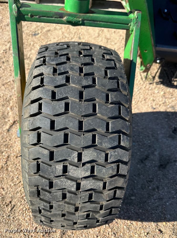 image for item OI9215 John Deere 914 pickup head