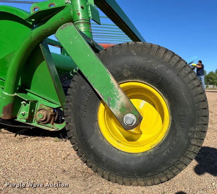 image for item OI9215 John Deere 914 pickup head