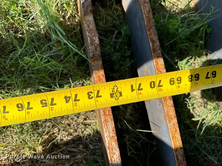 image for item EH3960 2020 11372-0022 skid steer grapple bucket