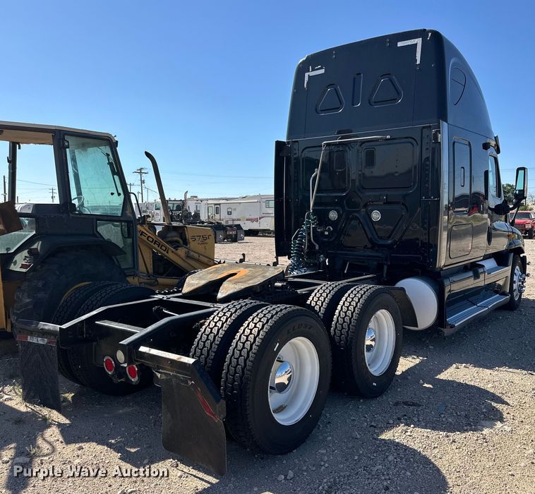 image for item DG4419 2012 Freightliner Cascadia 125 semi truck