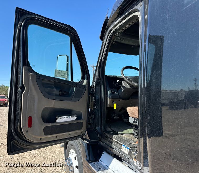 image for item DG4419 2012 Freightliner Cascadia 125 semi truck