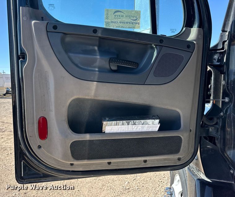 image for item DG4419 2012 Freightliner Cascadia 125 semi truck