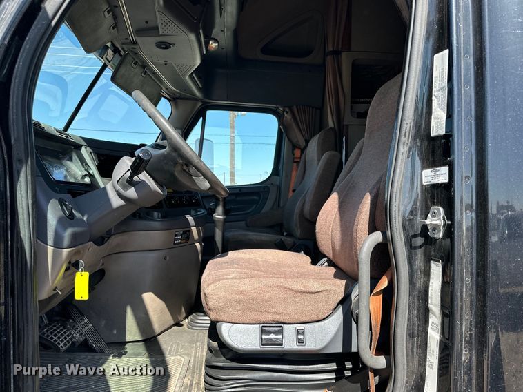 image for item DG4419 2012 Freightliner Cascadia 125 semi truck